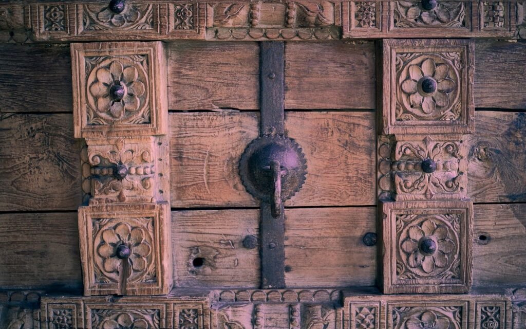 Centro Mauna — porta in legno intagliato