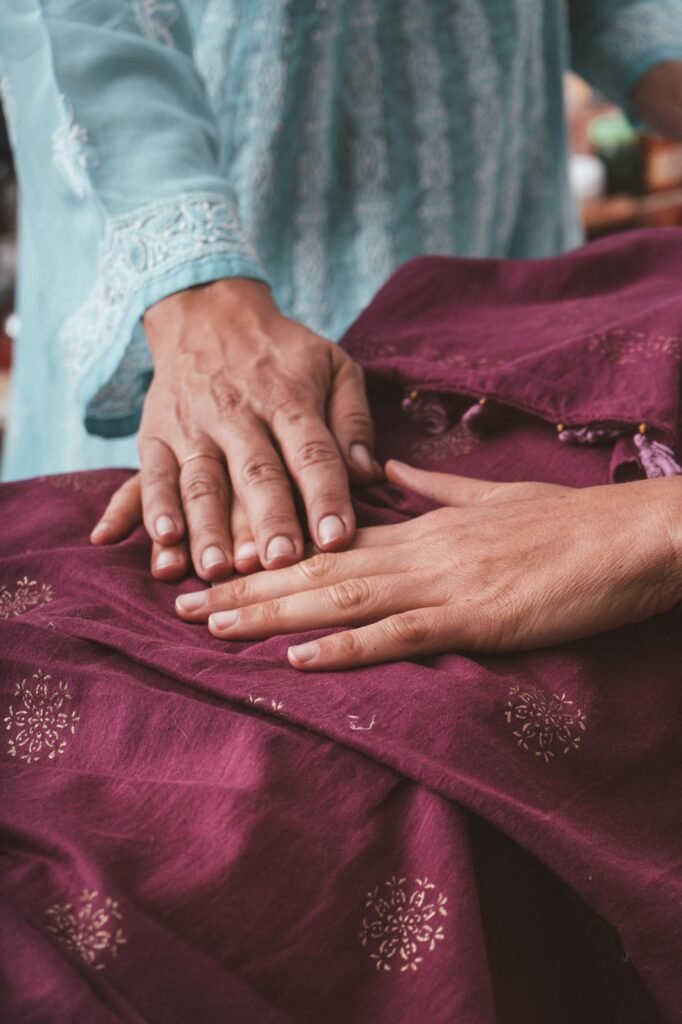 Mani durante un massaggio ayurvedico su un tessuto bordeaux