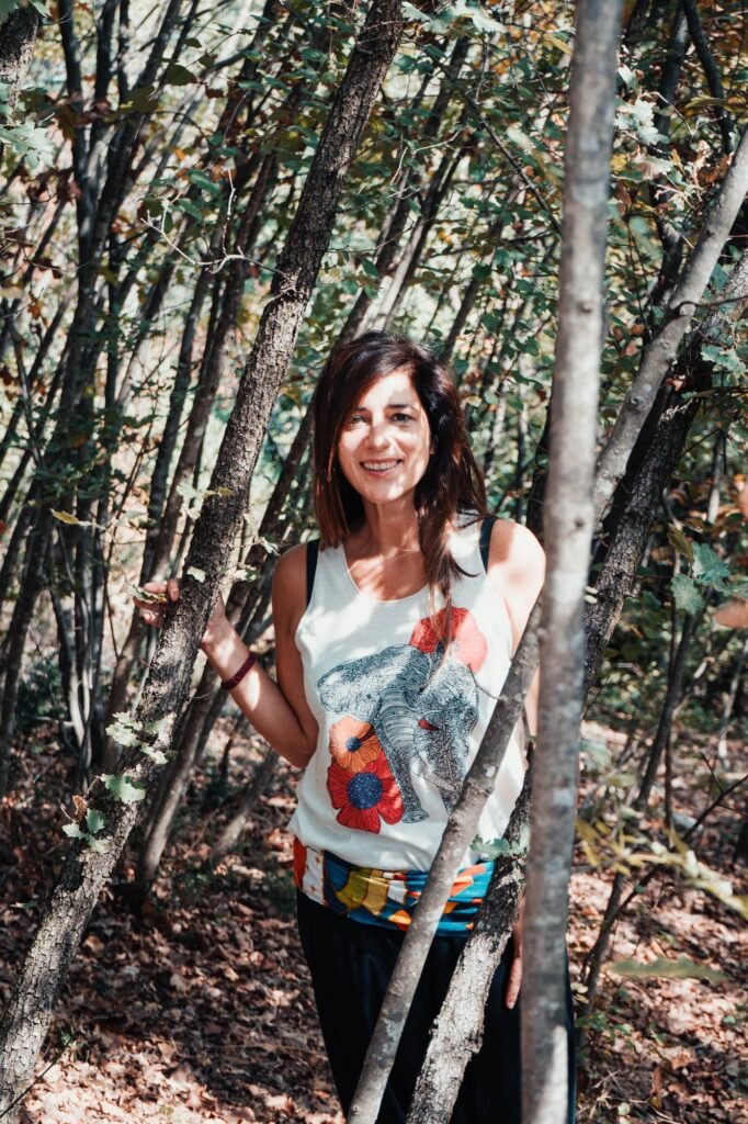 Laura Rosicarelli sorridente nel bosco