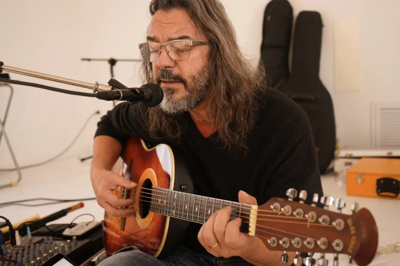 Vedant Anando singing and playing guitar, photographed by Olistica for his website